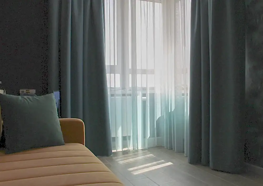 Шторы из ткани блэкаут рогожка синего цвета