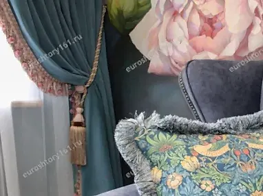 Интерьер с фреской и декоративными подушками.